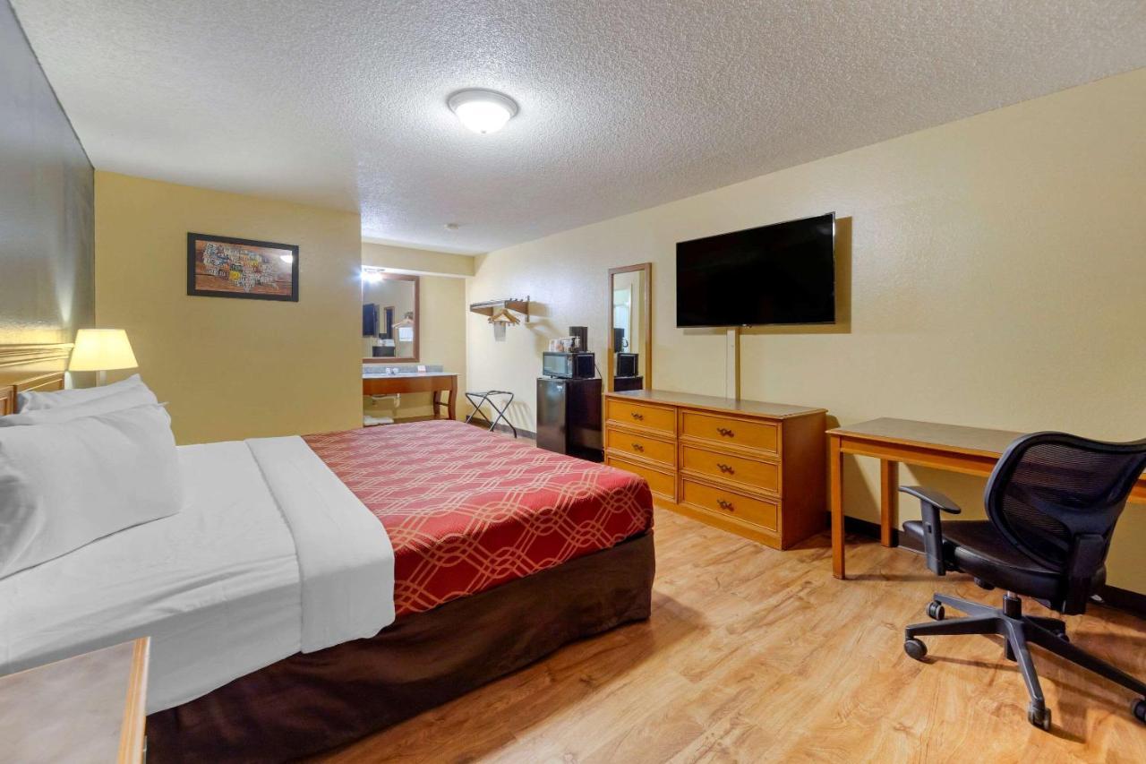 Econo Lodge Pryor Creek Exteriör bild